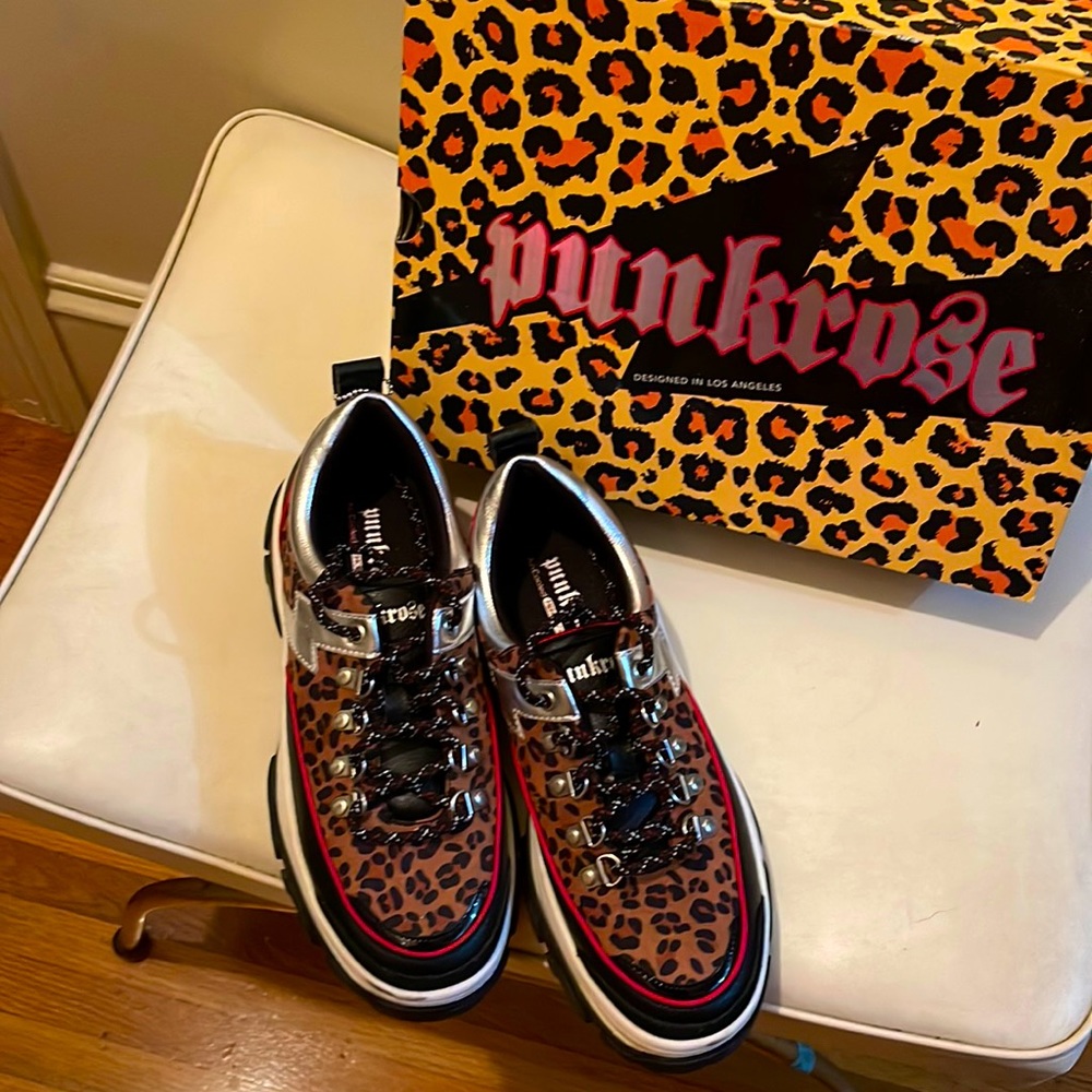 Sketchers Animal print tennis shoes. Memory foam air cooled. Worn once